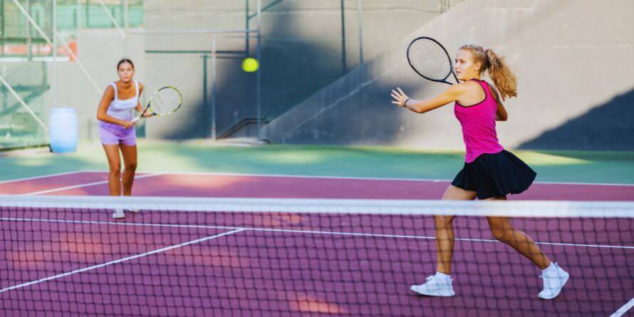 girl play tennis