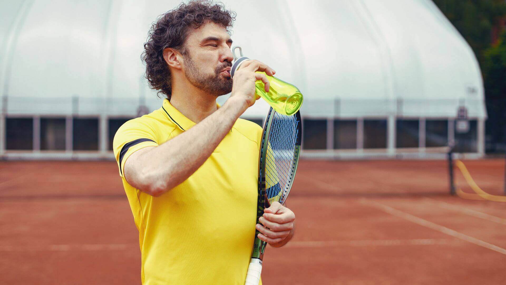 tennis player drink water